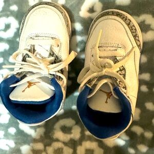 Air Jordan 3 "Midnight Navy". The classic deep-ridged elephant print moves